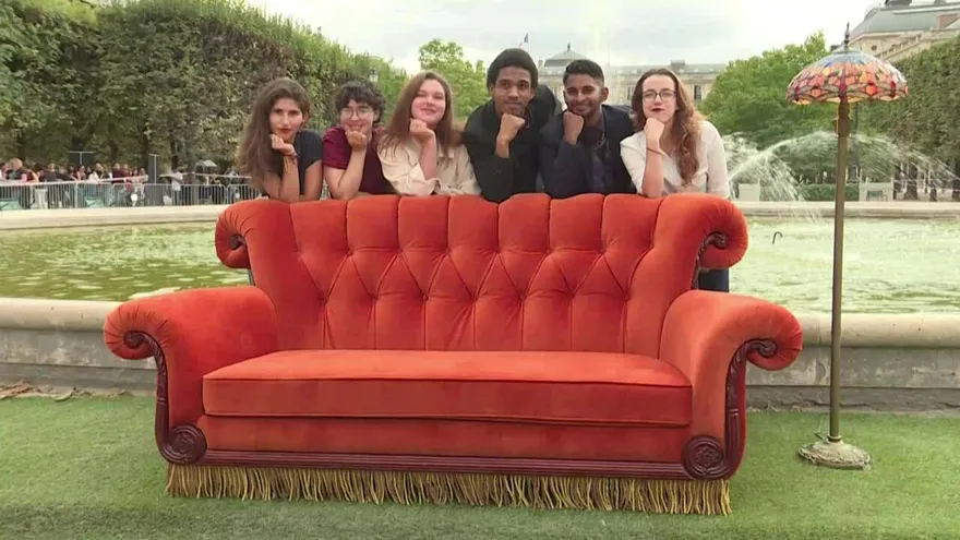 El sofá de “Friends” visita París