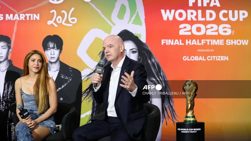 Shakira e Infantino en una conferencia de FIFA