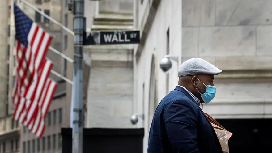 Media hora después del inicio de las operaciones en la Bolsa de Nueva York, el Dow Jones recortaba un 130,46 puntos y se situaba en 30.861,06.