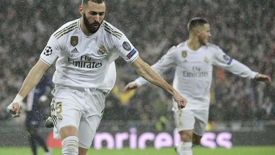 Karim Benzema para marcar el primero ante el PSG