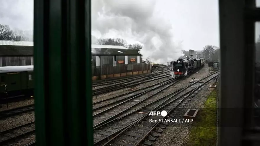 Un ferrocarril en Reino Unido es captado a través de una ventana