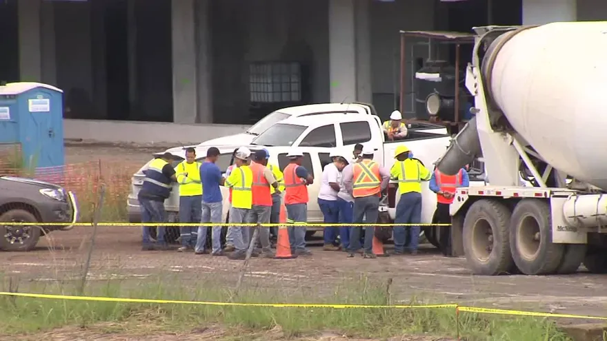 Obrero muere al caer dentro de una concretera