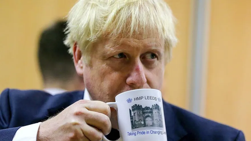El primer ministro británico, Boris Johnson, bebe de una taza durante una visita a la cárcel HM Prison de Leeds, Reino Unido, este martes.