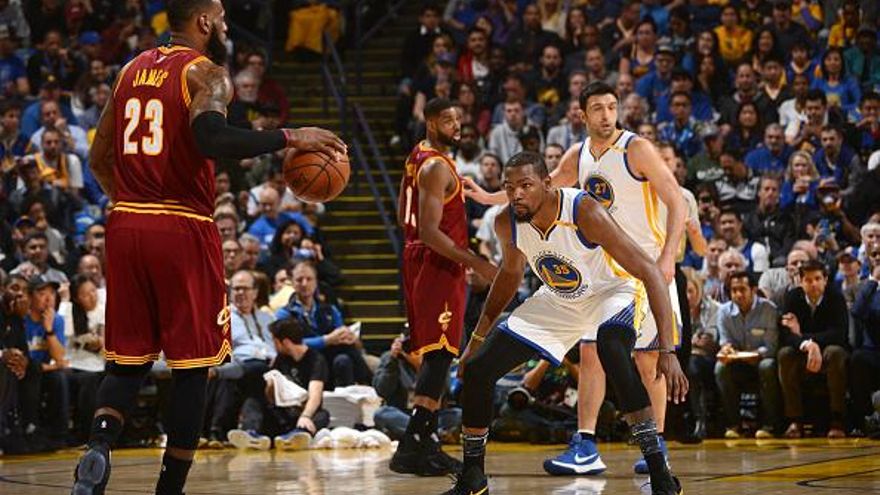 Kevin Durant (35) y LeBron James (23)