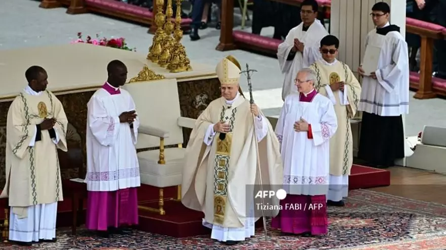 El papa León XIV durante la misa de inicio de su pontificado