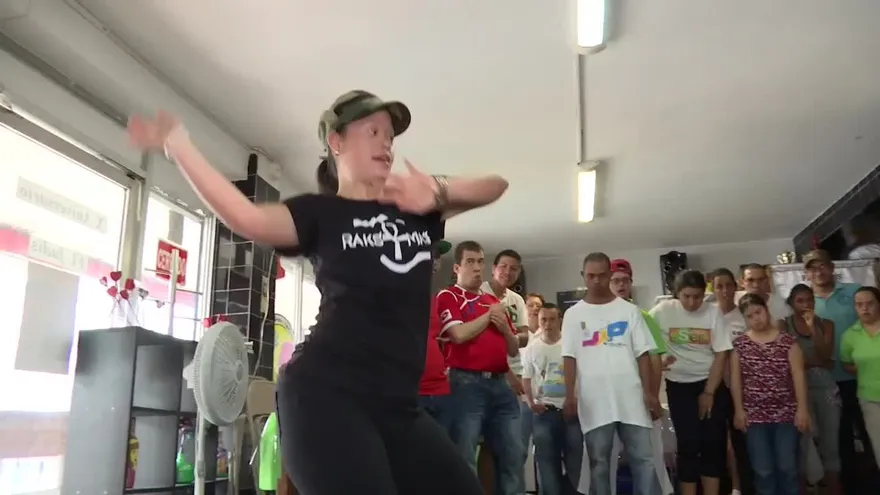 La instructora de Zumba que pone a bailar a sus estudiantes