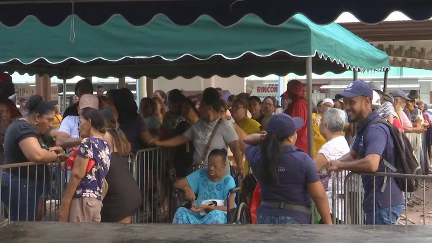 Largas filas reflejan la alta demanda en feria de alimentos en Juan Díaz