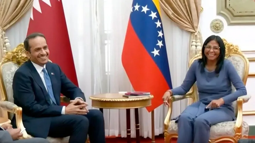 Presidenta interina de Venezuela, Delcy Rodríguez junto al jeque Mohammed bin Abdulrahman Al Thani