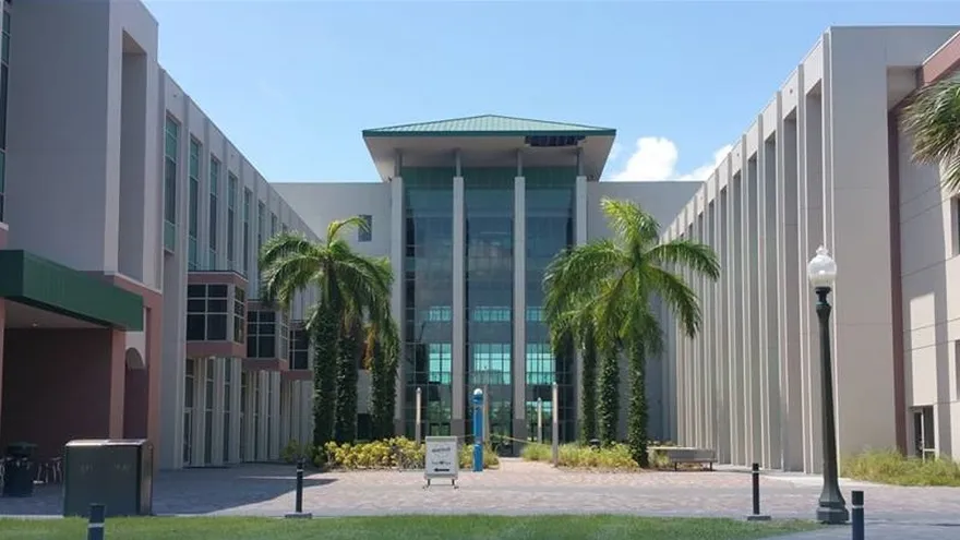 Imagen de la Florida Gulf Coast University (FGCU), donde un profesor brinda un curso sobre "racismo blanco".