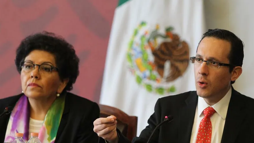La directora general de Servicios Consulares, Carolina Zaragoza (i), y el director de la Dirección de Protección a Mexicanos en el Exterior, Julián Escutia (d), participan en una conferencia de prensa este martes, en Ciudad de México (México).