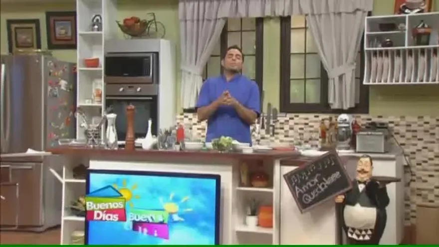 Ensalada de Verdes mixtos con mero ahumado y aderezo de pepino