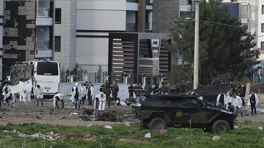 La policía busca evidencias junto a la estación de autobuses de Diyarbakir, en el sureste de Turquía el pasado 31 de marzo, tras un ataque con coche bomba.