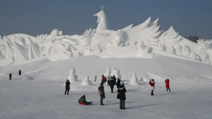China celebra su famoso festival de hielo