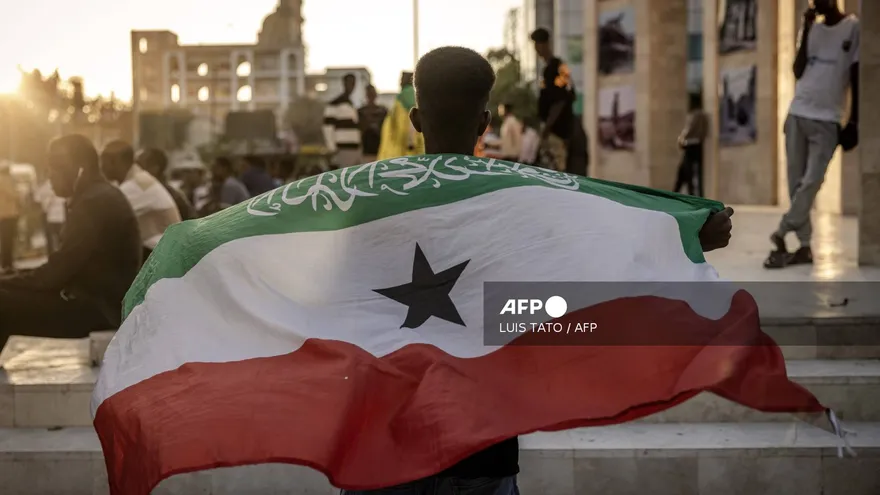 Hombre sostiene en su espalda la bandera de Somalilandia