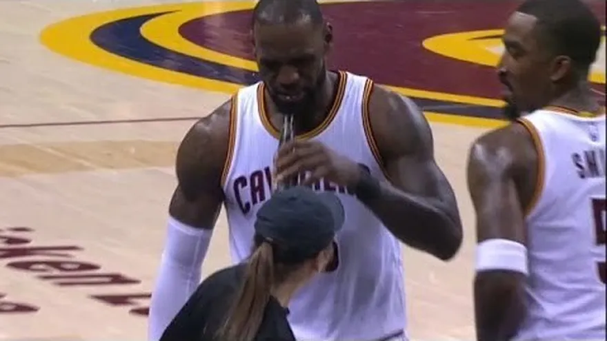 LeBron James finje tomar una cerveza