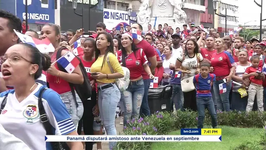 Plaza 5 de Mayo se pintó de rojo por la Sele