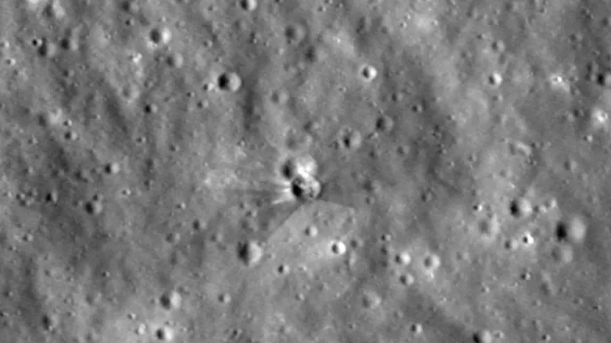 NASA revela imágenes del cráter que dejó choque de cohete de SpaceX con la Luna
