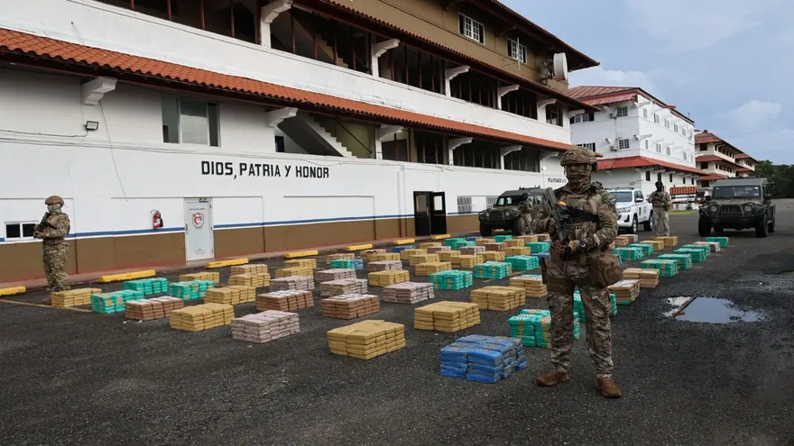 Ddecomiso de 3,205 paquetes de presunta droga oculta en un contenedor en tránsito por Panamá, en una terminal portuaria de la provincia de Colón.