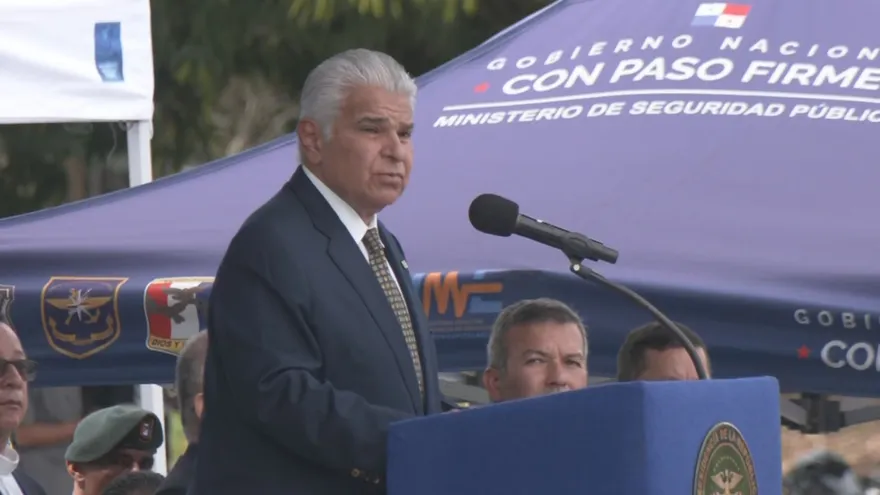 El presidente José Raúl Mulino en la graduación de 774 agentes policiales.