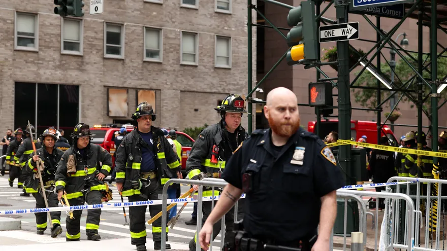 Bomberos del Departamento de Bomberos de la Ciudad de Nueva York (FDNY) responden en un edificio que fue evacuado en el distrito de Manhattan, en la ciudad de Nueva York, el 7 de julio de 2026