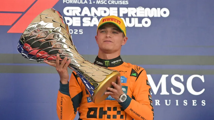 Lando Norris sostiene el trofeo de ganador del Gran Premio de Brasil