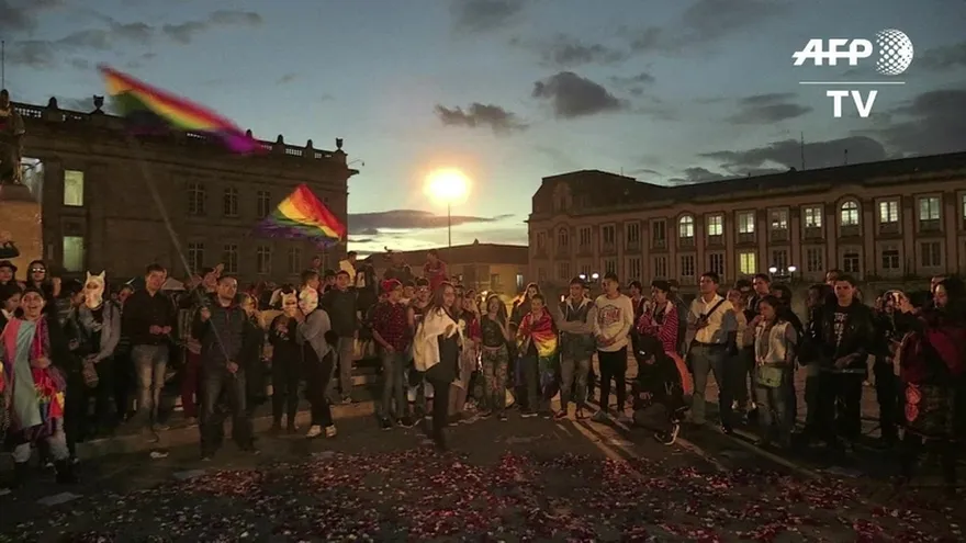 Cientos de personas participan en “Besatón por la paz” en Bogotá