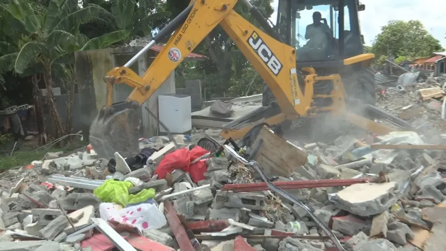 Demolición de tres casas en Chigoré, Penonomé, tras terremoto