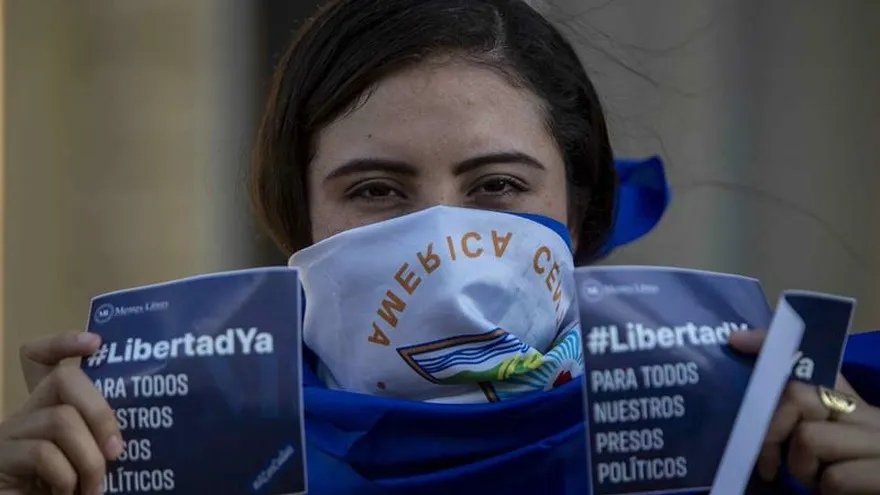 Una joven con una bandera de Nicaragua envuelta en la cara participa de una manifestación contra el Gobierno de Daniel Ortega en Managua (Nicaragua).