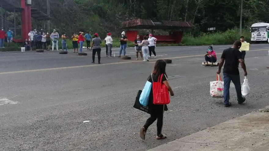 Por falta de agua,  moradores de Santa Rita Arriba en Colón cierran vía