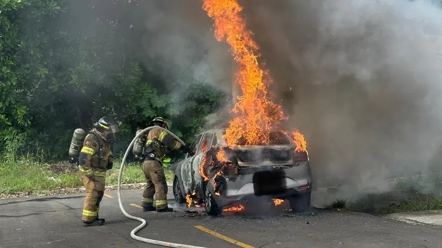 Bomberos extinguen fuego de auto incendiado