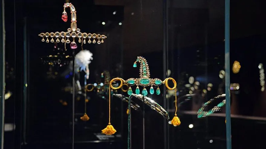 Vista de varias joyas expuestan en la muestra "Tesoros de los mogoles y los maharajás' en el Palacio Doge de Venecia (Italia) hoy, 3 de enero de 2018. Varias joyas de la exposición, valoradas en varios millones de euros, fueron robadas esta mañana, según fuentes policiales. La muestra, que reúne 270 gemas y joyas indias de los siglos XVI a XX, pertenecientes a la colección Al Thani, se clausuraba hoy.