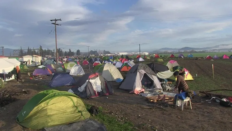 Miles de migrantes siguen varados en frontera con Macedonia