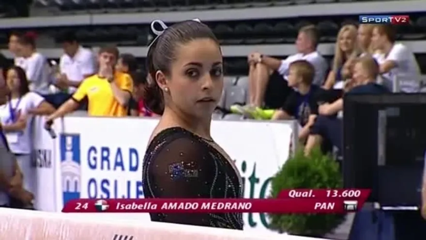 Gimnasta Isabella Amado compitiendo en la Copa Mundial Osijek 2015