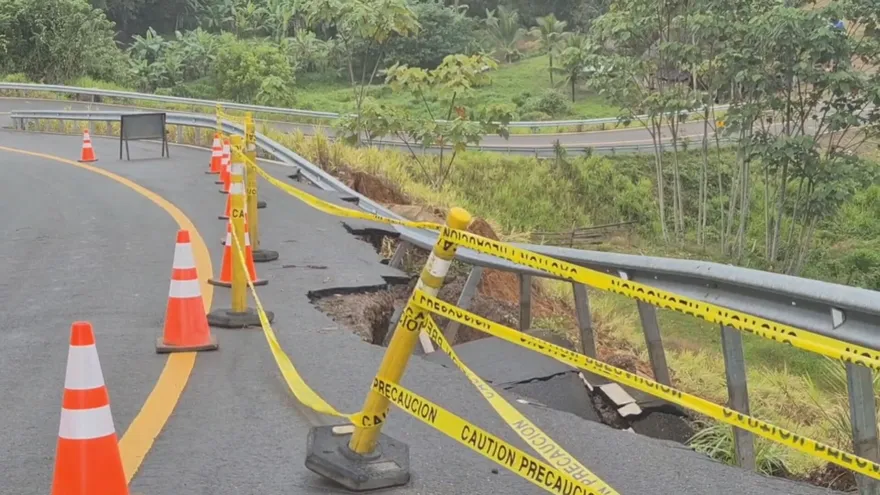 Colapsa la vía en Quebrada Plátano