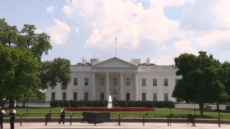 Casa Blanca planea naturalizar inmigrantes y construir muro