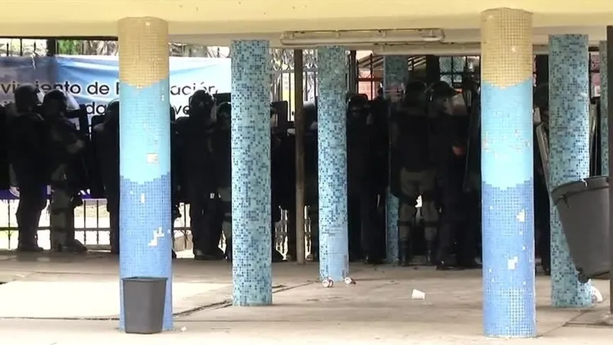Antidisturbios custodian entrada de la Universidad de Panamá
