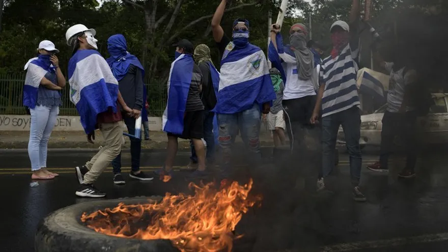 Estudiantes de diferentes universidades de Nicaragua exigen al presidente Daniel Ortega y su poderosa vicepresidenta, esposa Rosario Murillo, que renuncien.