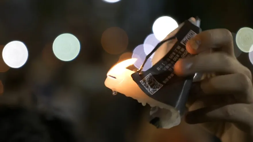 Miles de manifestantes desafían la prohibición de la vigilia de Tiananmen en Hong Kong