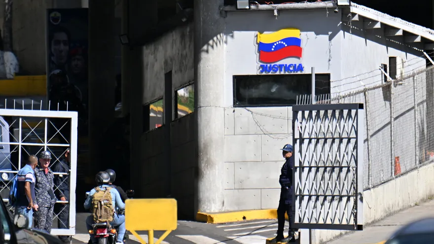 Un oficial monta guardia en la entrada de El Helicoide, una prisión propiedad del gobierno venezolano y utilizada para presos comunes y políticos del Servicio Bolivariano de Inteligencia Nacional (SEBIN), en Caracas el 9 de enero de 2026. Las autoridades venezolanas están liberando a un gran número de presos, algunos de ellos extranjeros, cinco días después de que las fuerzas estadounidenses derrocaran al presidente Nicolás Maduro.