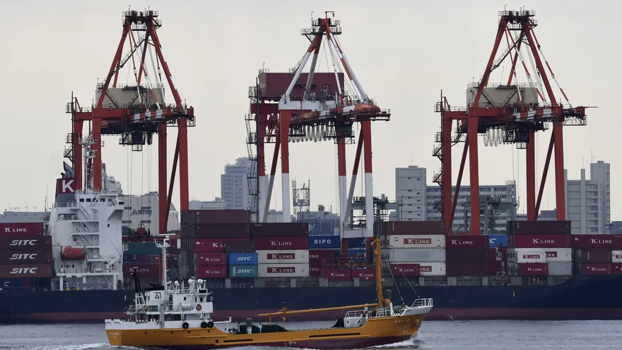 Un barco descarga mercancía de contenedores en Tokio, Japón.