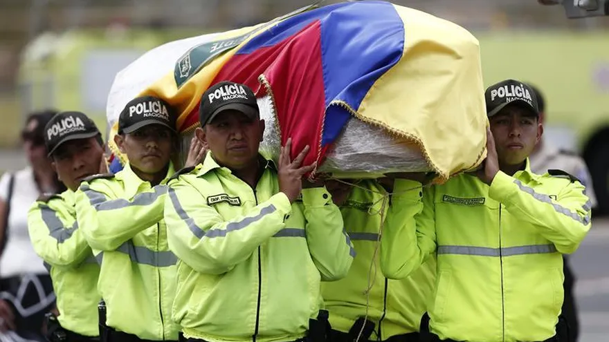 Miembros de la Policía Nacional trasladan los restos mortales de Óscar Villacís y Katty Velasco, la pareja ecuatoriana secuestrada en abril, a su llegada hoy, viernes 6 de julio de 2018, al aeropuerto de Tababela, en Quito (Ecuador).