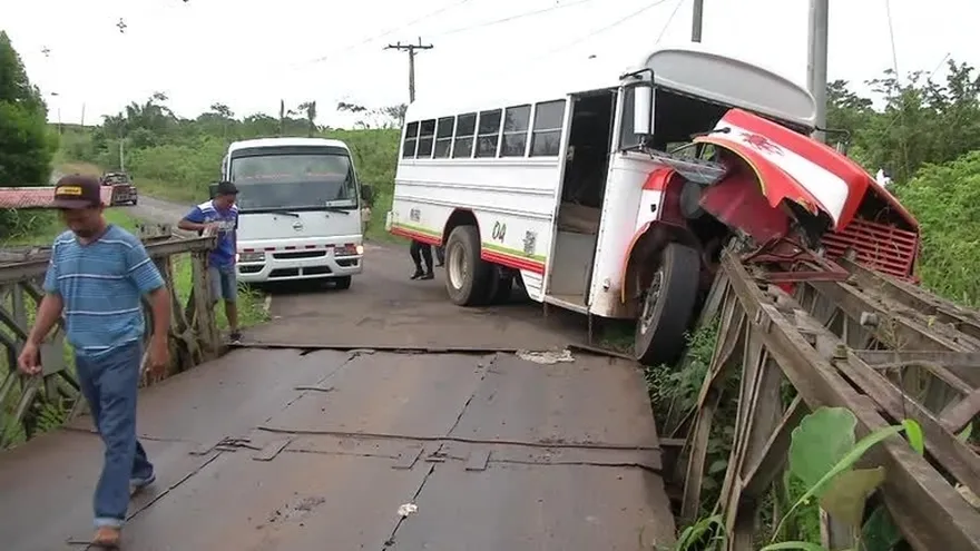 Conductor de bus choca contra puente en La Chorrera y deja múltiples heridos