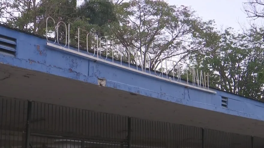 Padres de familia esperan reparación del colegio Elena Ch. de Pinate