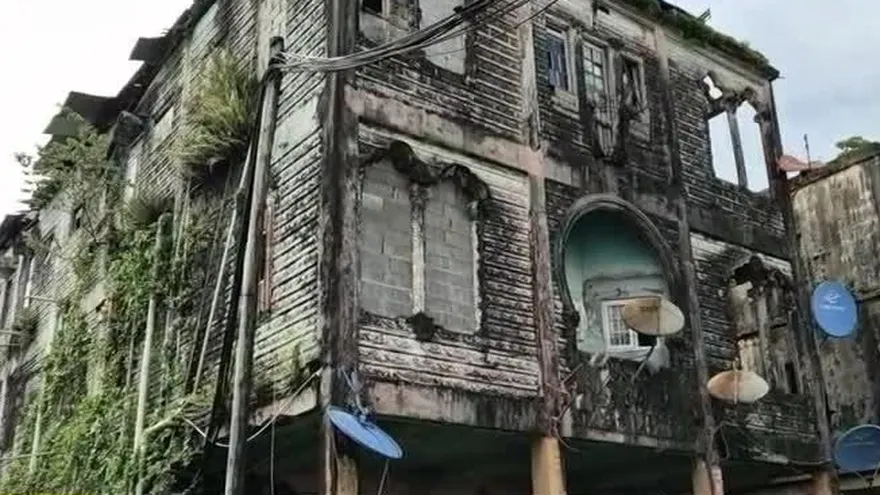 Residentes de caserones en Colón exigen reubicación ante riesgo estructural