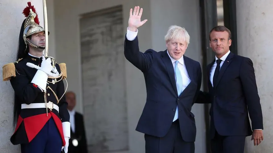 El presidente francés, Emmanuel Macron, defendió este jueves ante el primer ministro británico, Boris Johnson, que la salvaguarda para Irlanda en el acuerdo sobre el "brexit" es "indispensable" para conservar la integridad del mercado único y la estabilidad política en Irlanda.