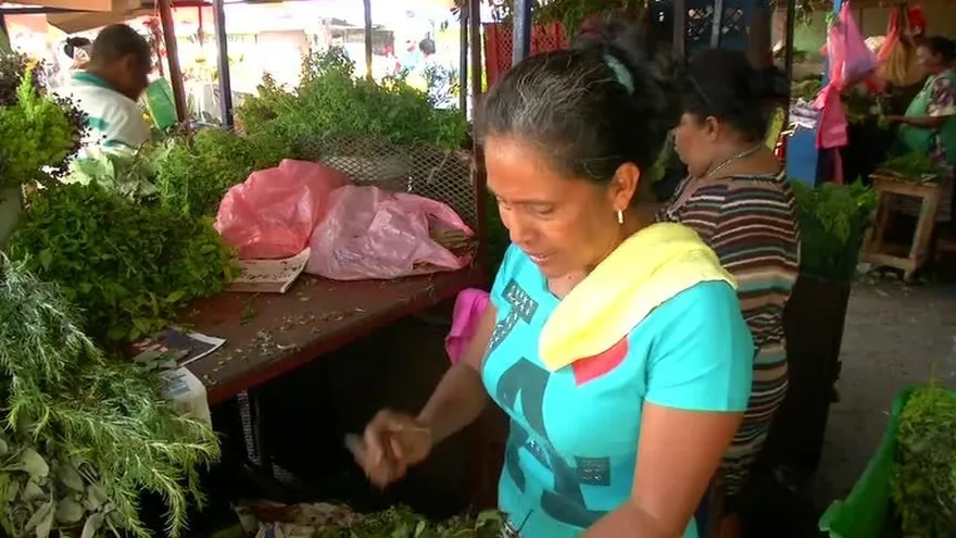 Trabajadores informales conmemoran el Día del Trabajador, laborando