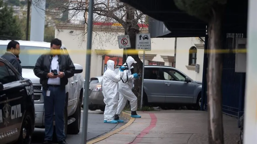 Peritos forenses investigan en el Colegio Americano en la ciudad de Monterrey, México tras el ataque de un alumno.