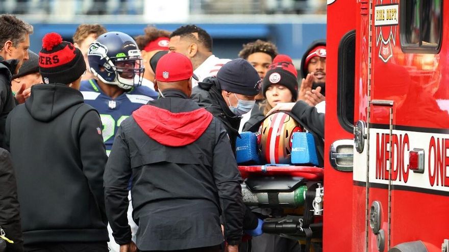 El Corredor Trenton Cannon es retirado del terreno de juego en ambulancia