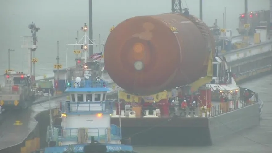 Tanque de combustible espacial transita por esclusas de Miraflores