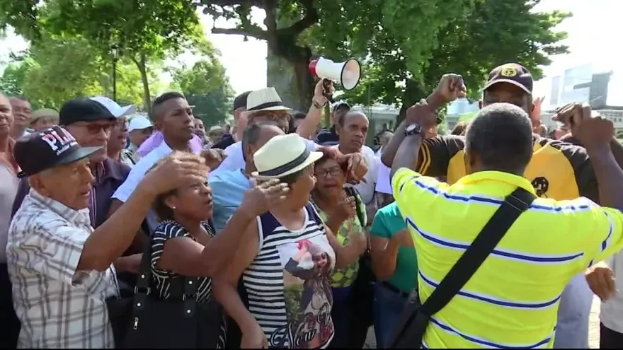 Jubilados protestan fuera de la Asamblea